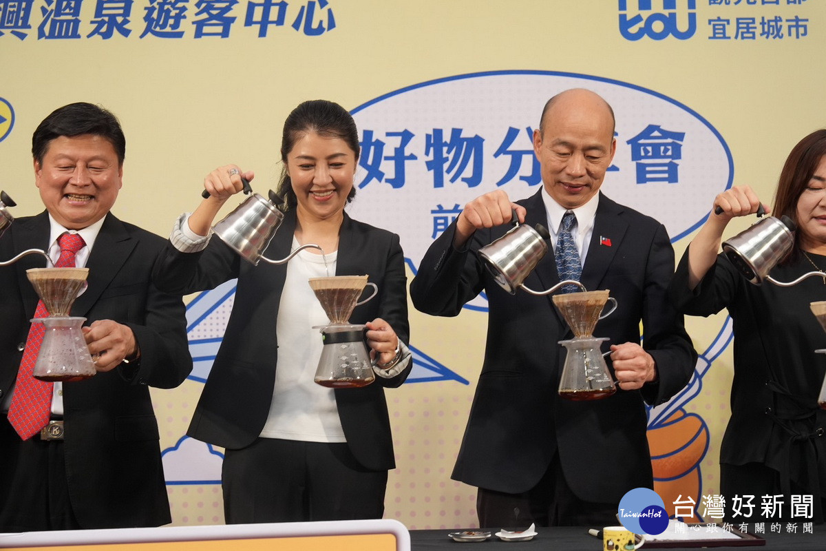 韓院長許縣長與來賓體驗手沖咖啡的美味。(縣府提供)