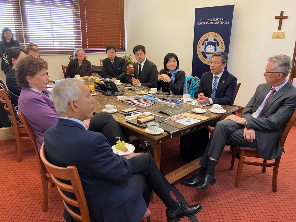輔大校長藍易振(右二)上任後積極推動學術國際化,日前率隊前往澳洲與4所名校簽訂雙聯學制,成果豐碩,未來將深化學術交流,圖為輔大與澳洲聖母大學教職人員合影。(輔大提供)