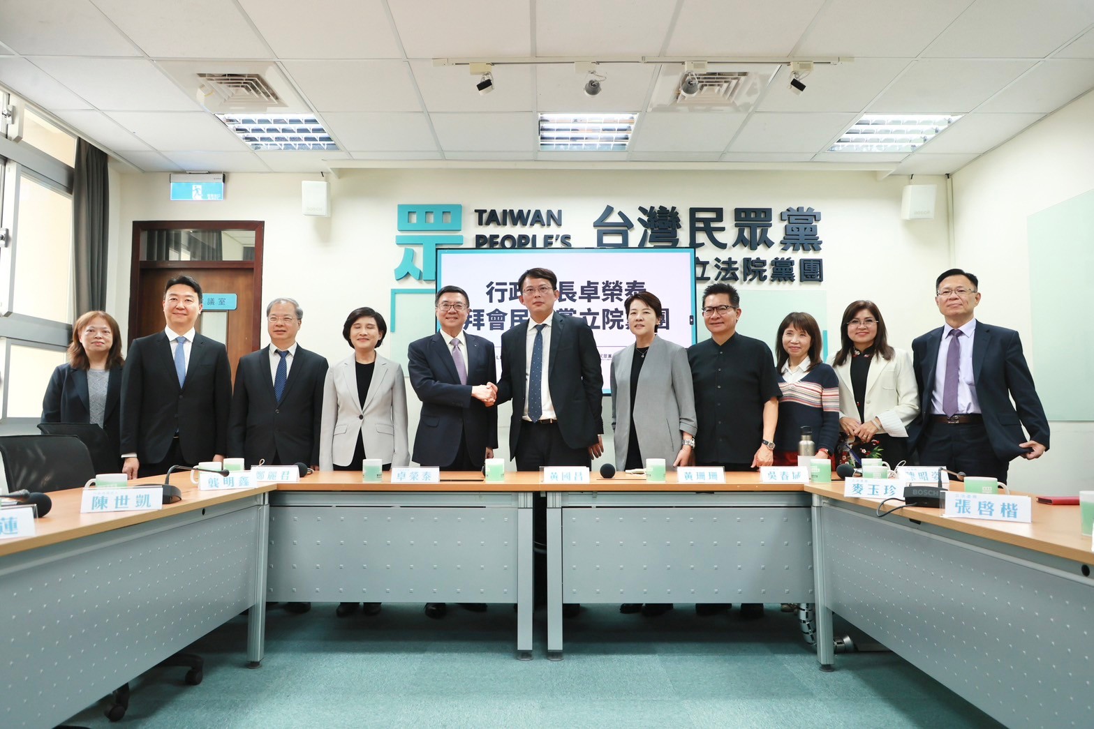 行政院長卓榮泰30日拜會民眾黨團時稱台灣沒缺電僅跳電,被質疑是「教育」民眾。民眾黨團提供