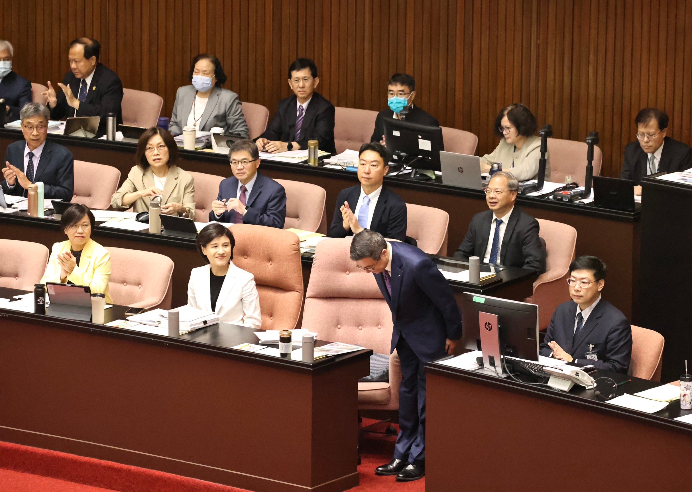 卓榮泰31日首度赴立法院施政報告及備詢,立法院長韓國瑜帶領立委鼓掌歡迎,卓也立刻從座位起身致謝。林啟弘攝