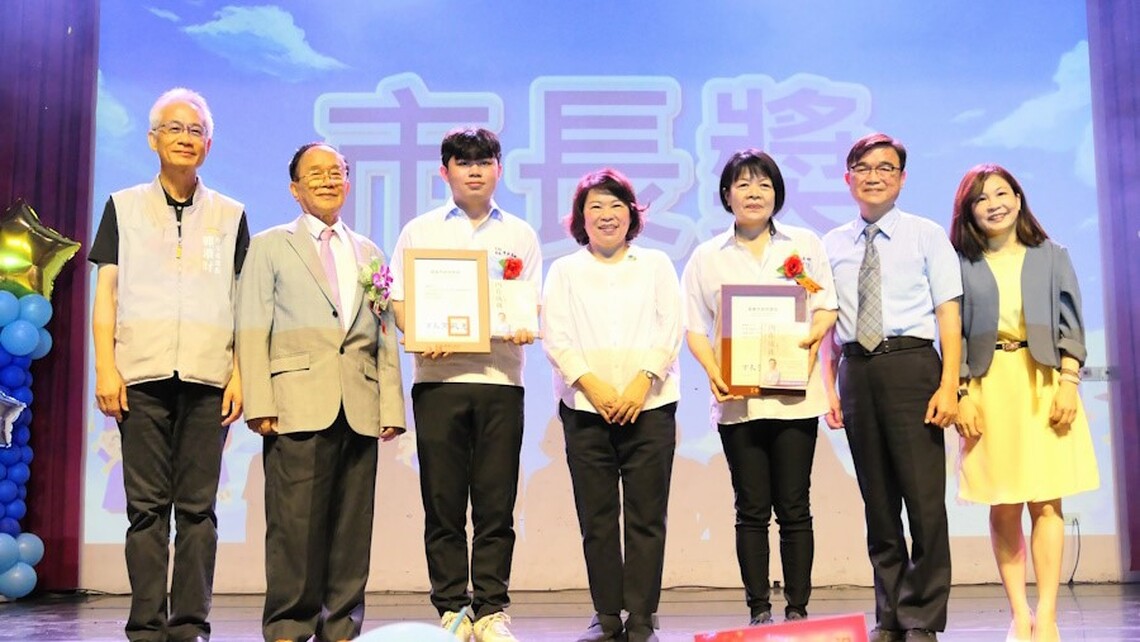 嘉義市東吳高職畢業典禮 勇媽黃敏惠市長出席送上暖心祝福