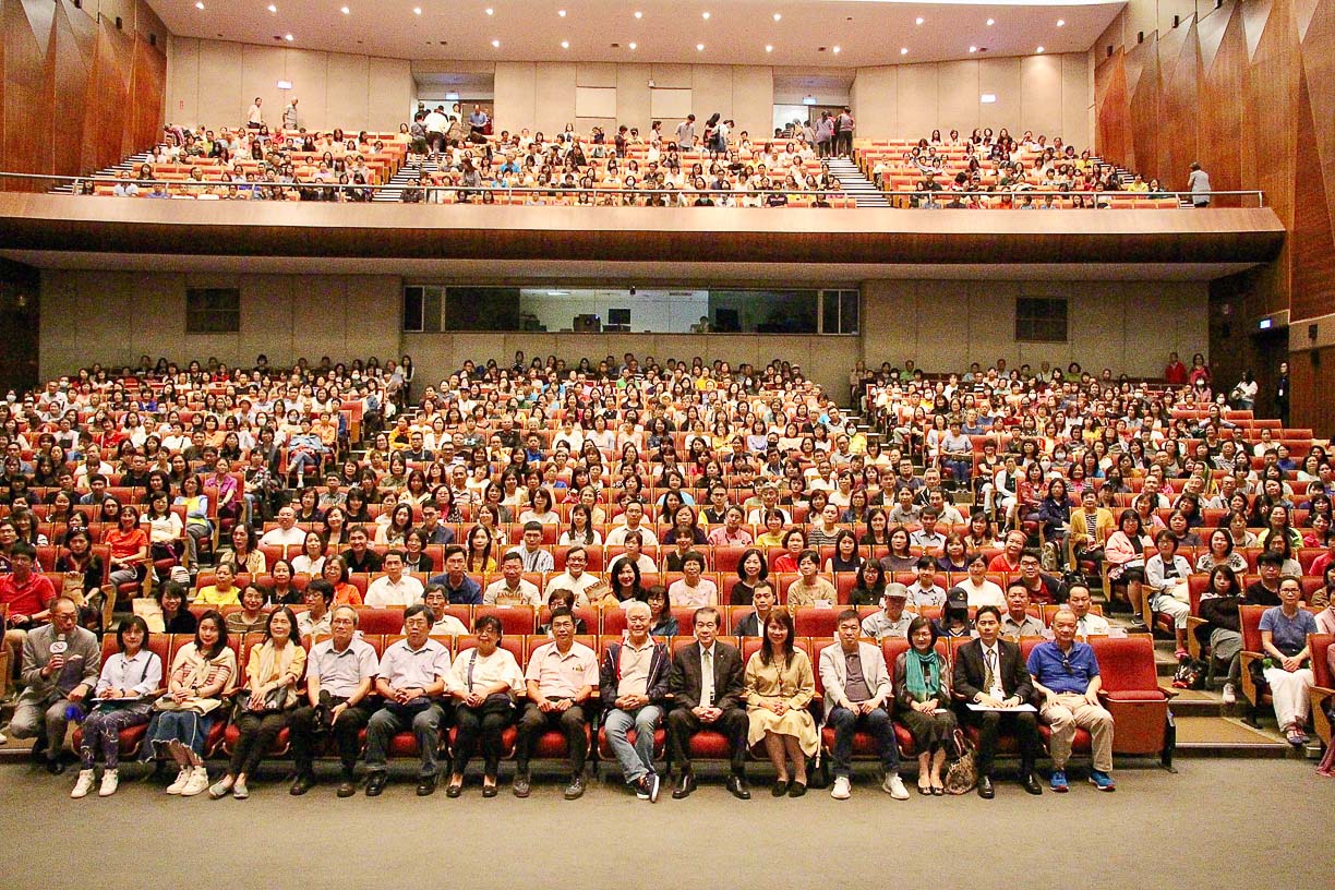 ▲社教館演藝廳是蔣勳老師最喜歡講演場地，今晚以「金剛經」為題，將第27場講座作為沈館長退休禮物（圖/高雄市社教館提供）