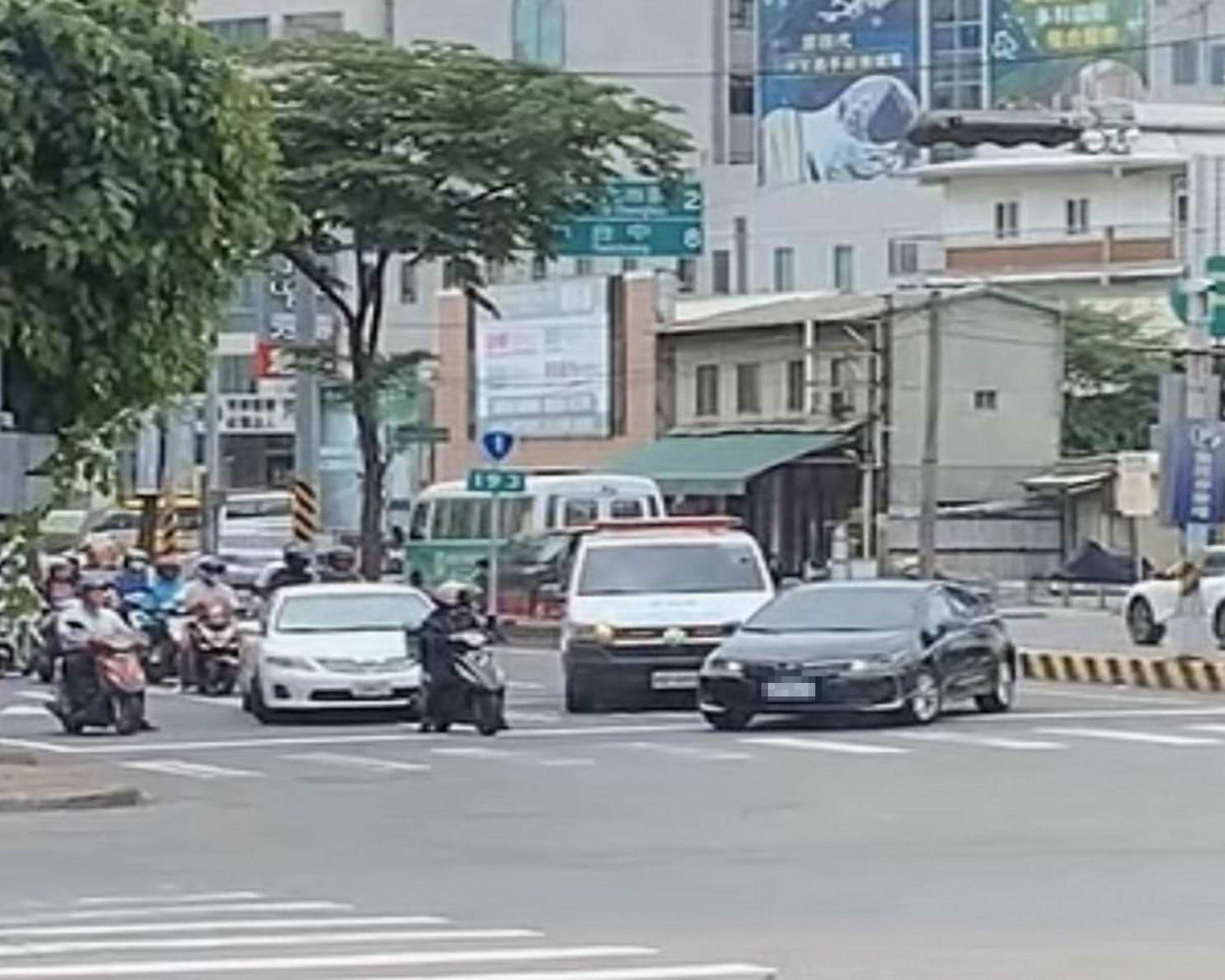 ▲1輛轎車日前行經彰化市中山路與中央路口時,擋住後方1輛救護車長達3分鐘,警方查出該輛轎車當天的駕駛是1名77歲的阿嬤,通知她到案說明。(民眾提供)