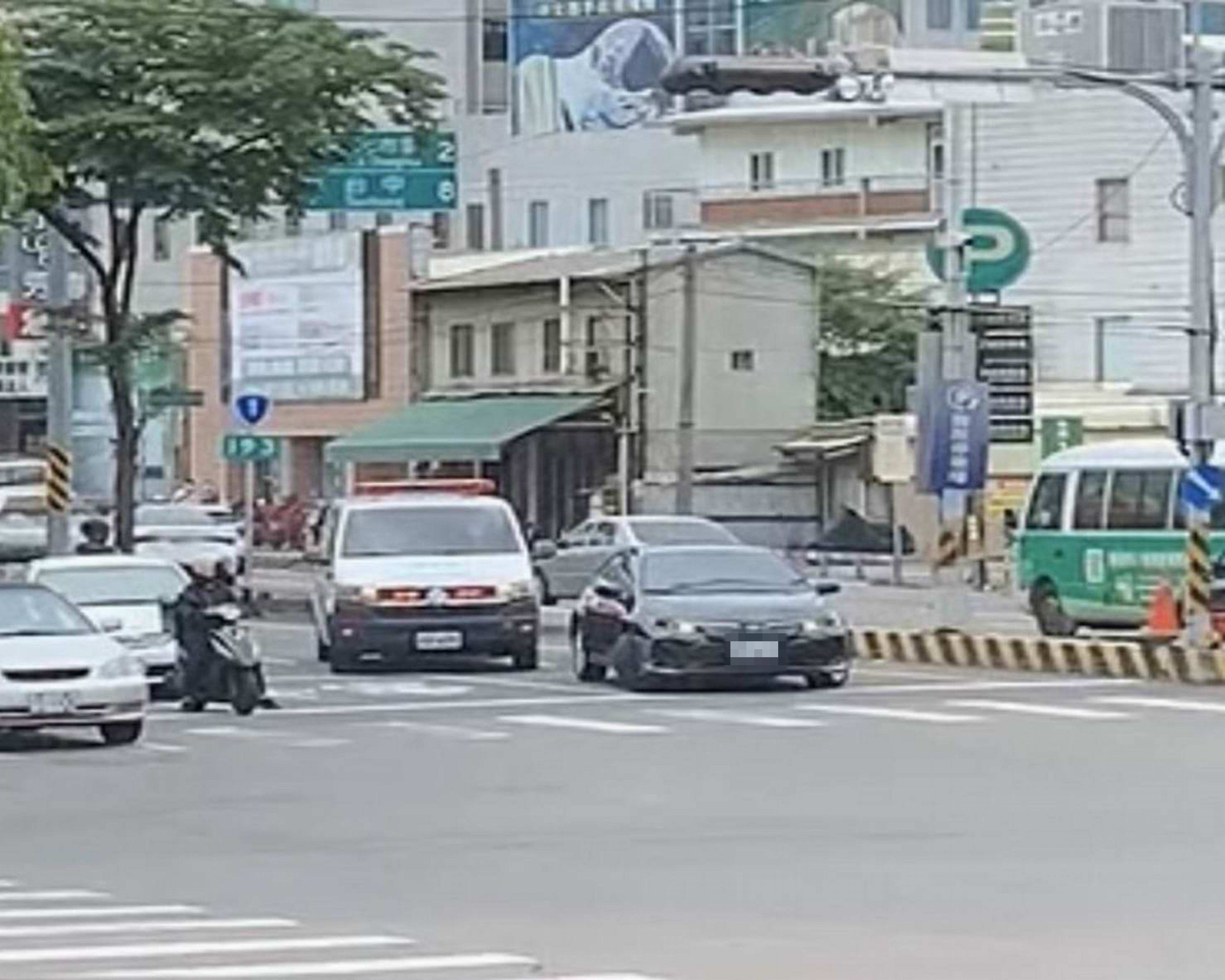 ▲1輛轎車日前行經彰化市中山路與中央路口時，擋住後方1輛救護車長達3分鐘，警方查出該輛轎車當天的駕駛是1名77歲的阿嬤，通知她到案說明。（民眾提供）