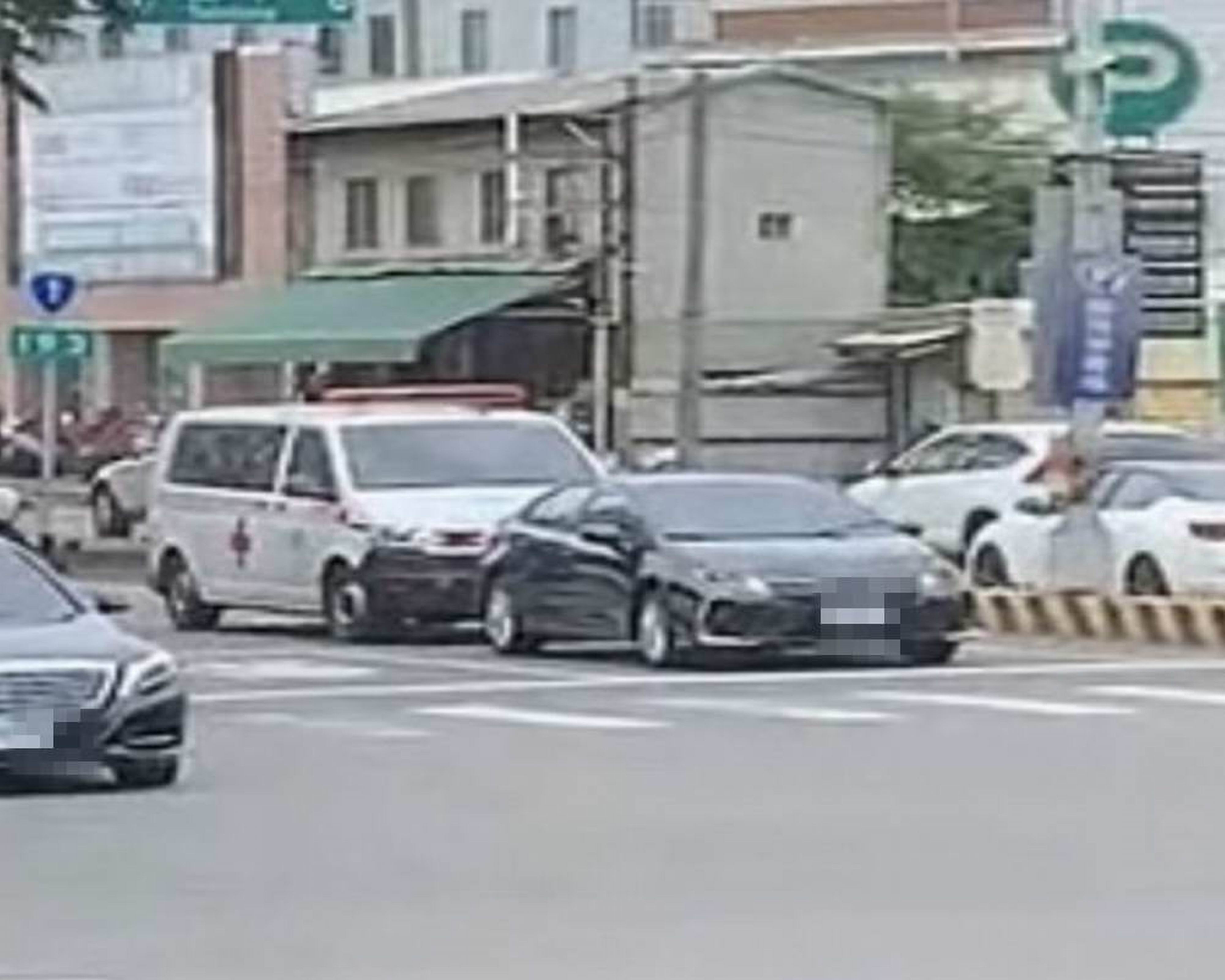 ▲1輛轎車日前行經彰化市中山路與中央路口時，擋住後方1輛救護車長達3分鐘，警方查出該輛轎車當天的駕駛是1名77歲的阿嬤，通知她到案說明。（民眾提供）