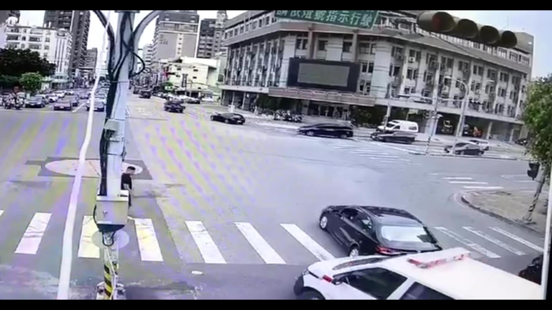 ▲1輛轎車日前行經彰化市中山路與中央路口時，擋住後方1輛救護車長達3分鐘，警方查出該輛轎車當天的駕駛是1名77歲的阿嬤，通知她到案說明。（民眾提供）