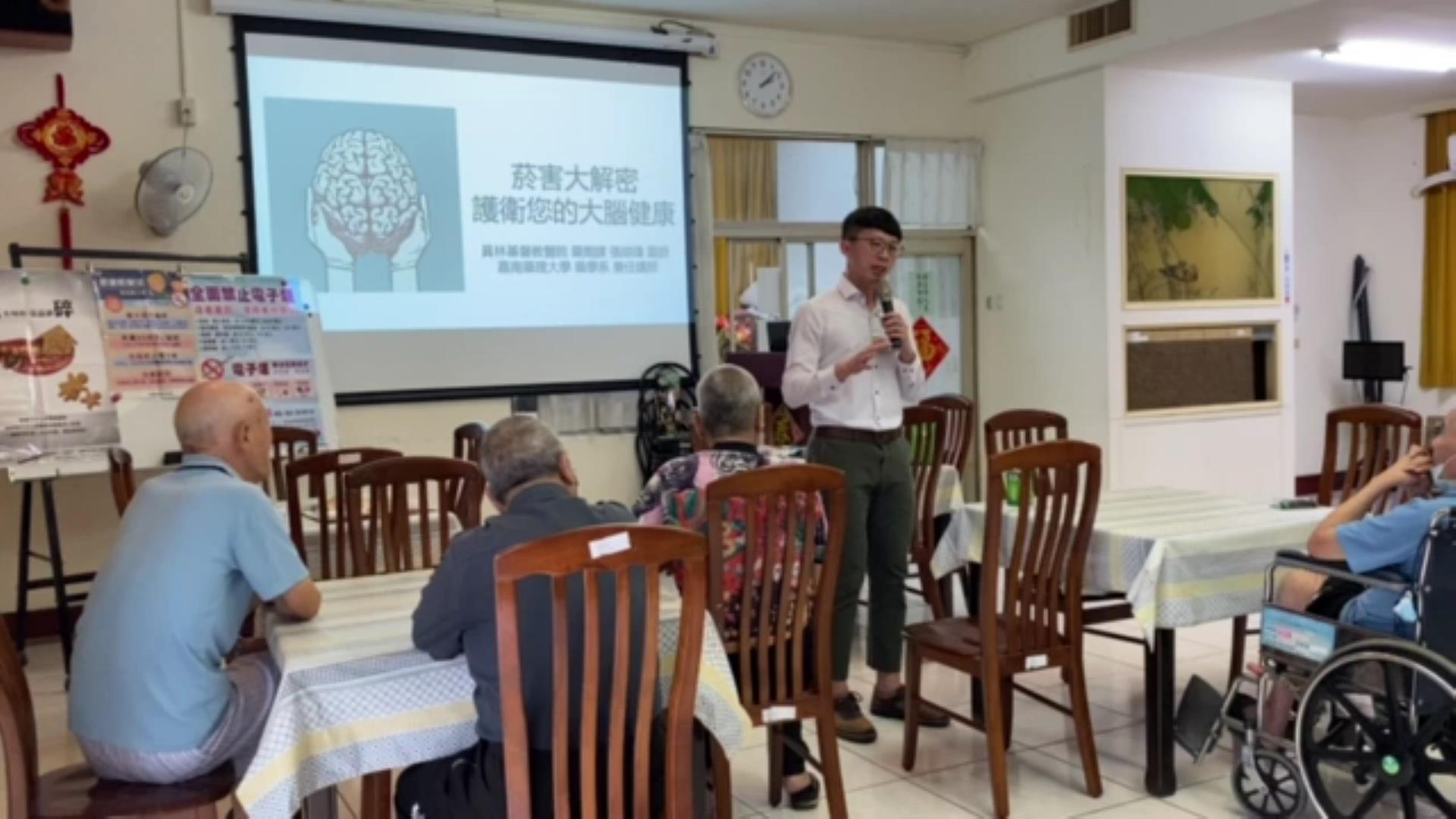 ▲彰化榮家與田中衛生所攜手舉辦「花甲無菸-我最讚」戒菸班結業式，讓吸菸長輩們重視自我健康，拒絕菸品。（記者張溎壕攝）