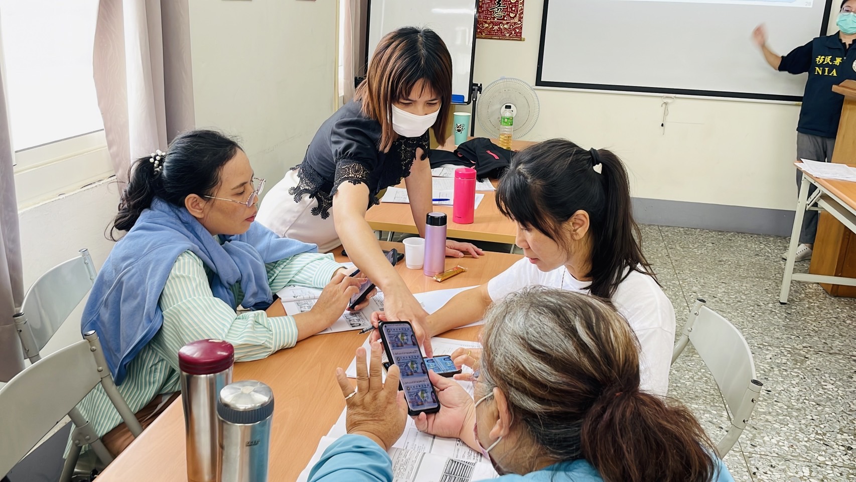 ▲移民署彰化縣服務站舉辦「113年志工及通譯服務人員教育訓練暨優良志工表揚活動」，提供志工及通譯人員實用的新知。（記者張溎壕攝）