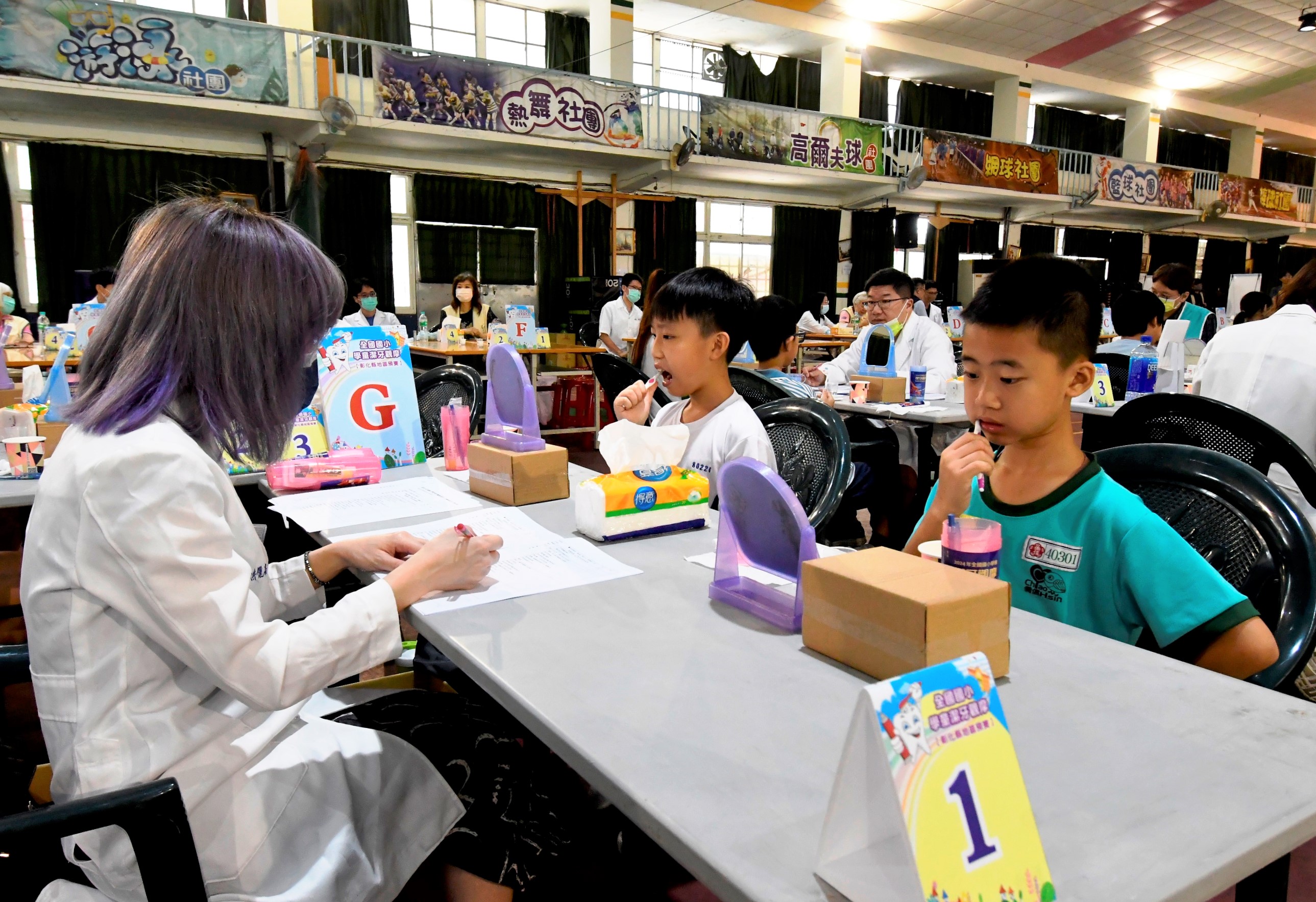▲彰化縣政府與彰化縣牙醫師公會舉辦「2024年國小學童潔牙觀摩-彰化地區預賽」，大會先提供鳳梨酥讓小朋友們享用後，進行口腔衛生清潔。（記者張溎壕攝）