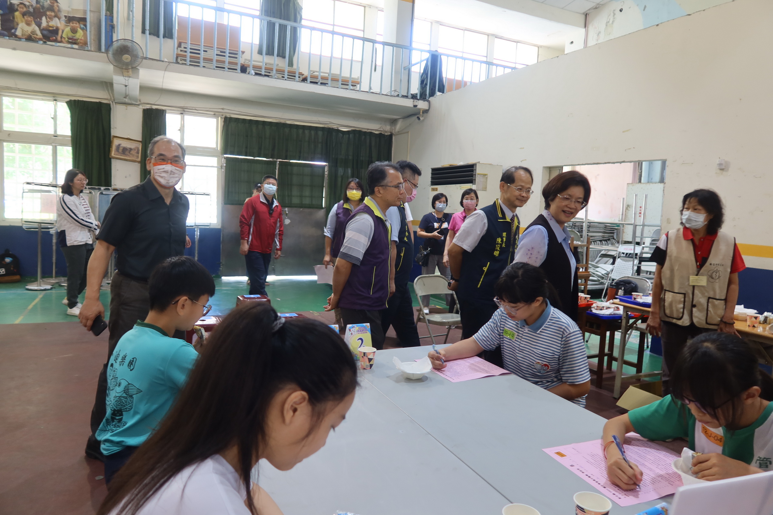 ▲彰化縣政府與彰化縣牙醫師公會舉辦「2024年國小學童潔牙觀摩-彰化地區預賽」，大會先提供鳳梨酥讓小朋友們享用後，進行口腔衛生清潔。（記者張溎壕攝）