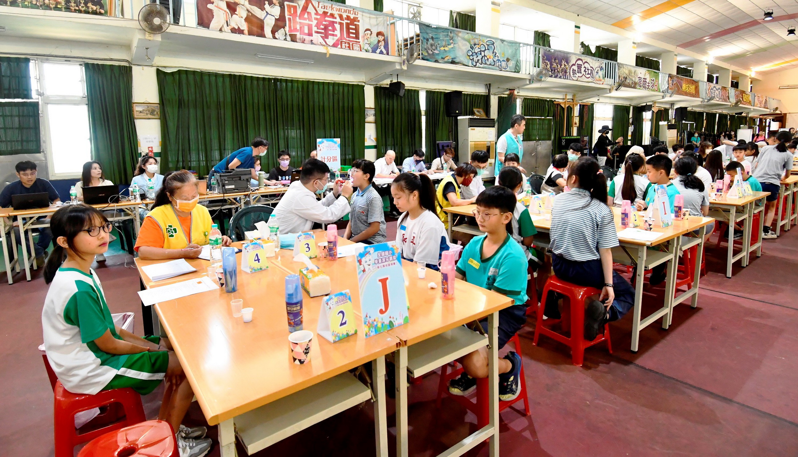 ▲彰化縣政府與彰化縣牙醫師公會舉辦「2024年國小學童潔牙觀摩-彰化地區預賽」，大會先提供鳳梨酥讓小朋友們享用後，進行口腔衛生清潔。（記者張溎壕攝）