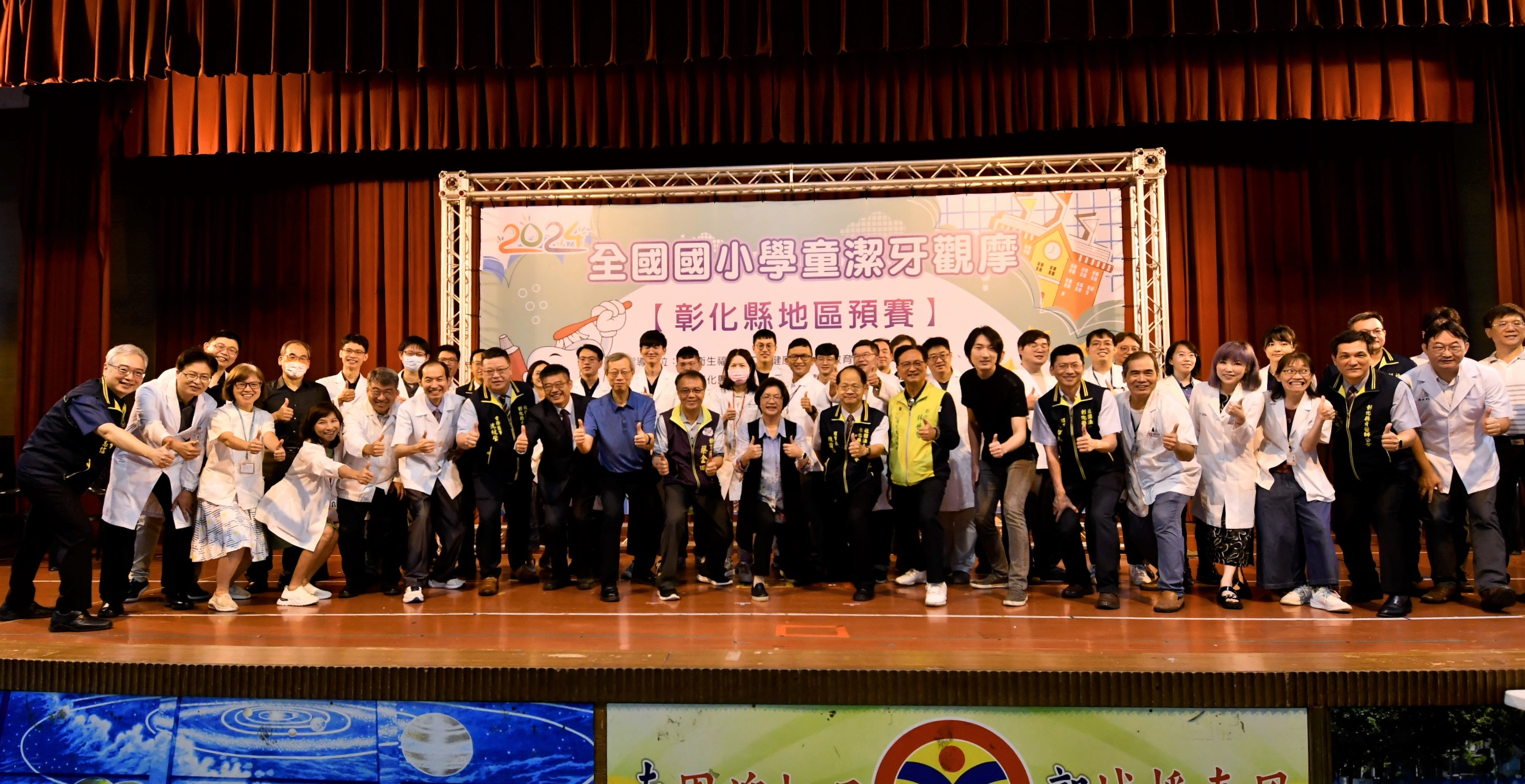 ▲彰化縣政府與彰化縣牙醫師公會舉辦「2024年國小學童潔牙觀摩-彰化地區預賽」，大會先提供鳳梨酥讓小朋友們享用後，進行口腔衛生清潔。（記者張溎壕攝