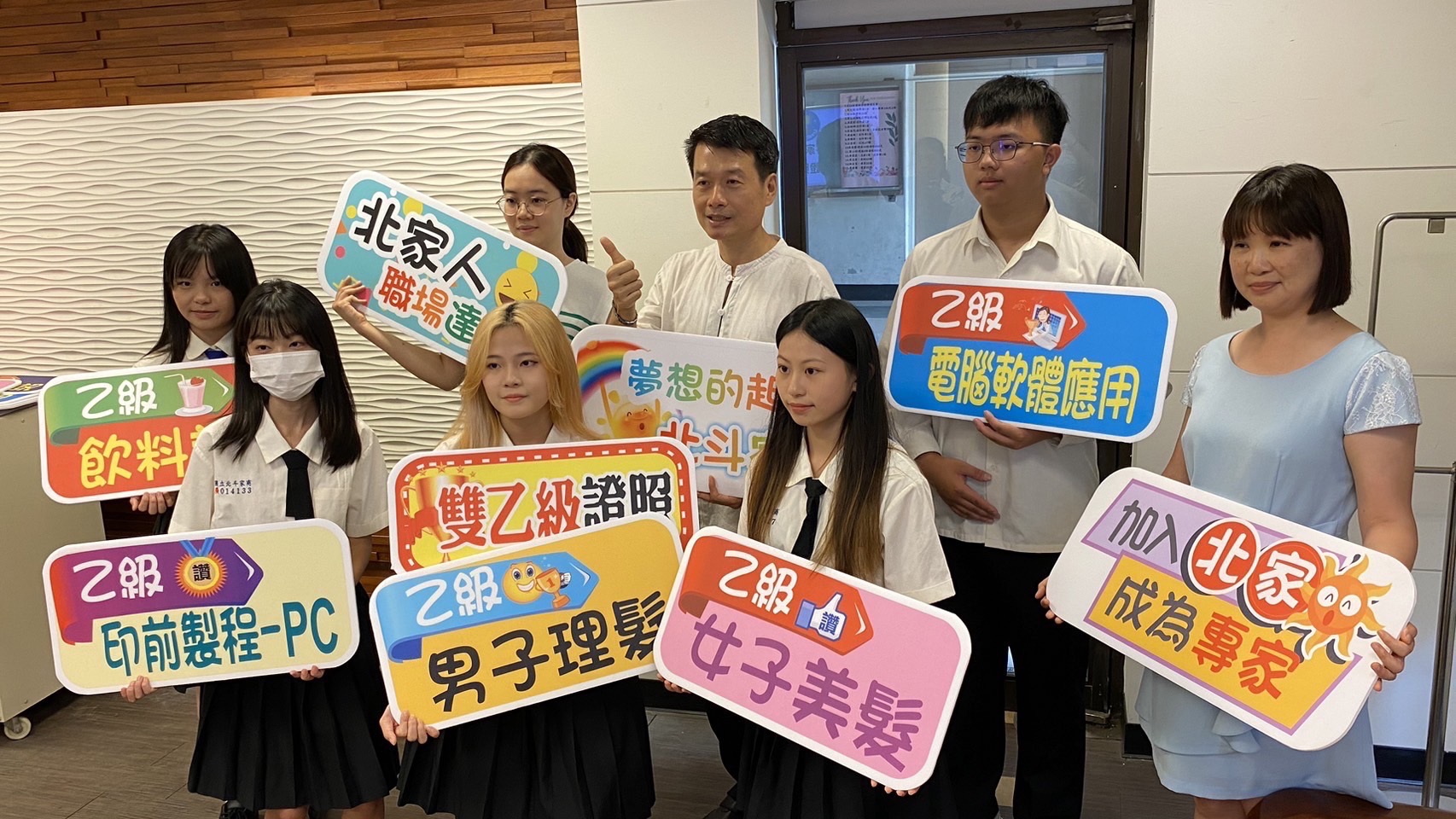 ▲國立北斗家商高三學生今年共考取乙級檢定證照逾百張，校方特別為學生頒發「證照達人」證書及獎牌，鼓勵他們在未來的職場中發揮所長。（記者張溎壕攝）