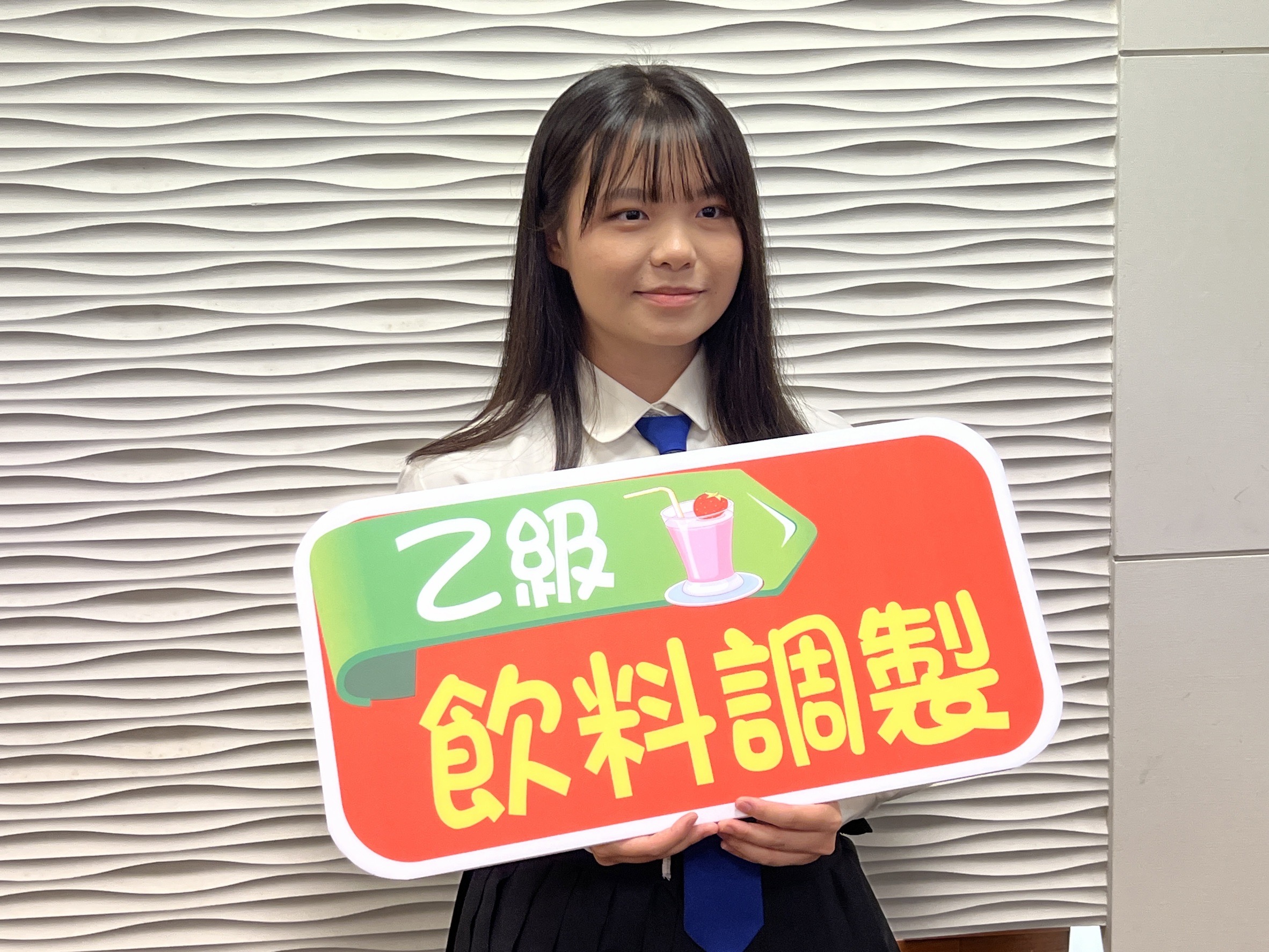 ▲國立北斗家商高三學生今年共考取乙級檢定證照逾百張，校方特別為學生頒發「證照達人」證書及獎牌，鼓勵他們在未來的職場中發揮所長。（記者張溎壕攝）