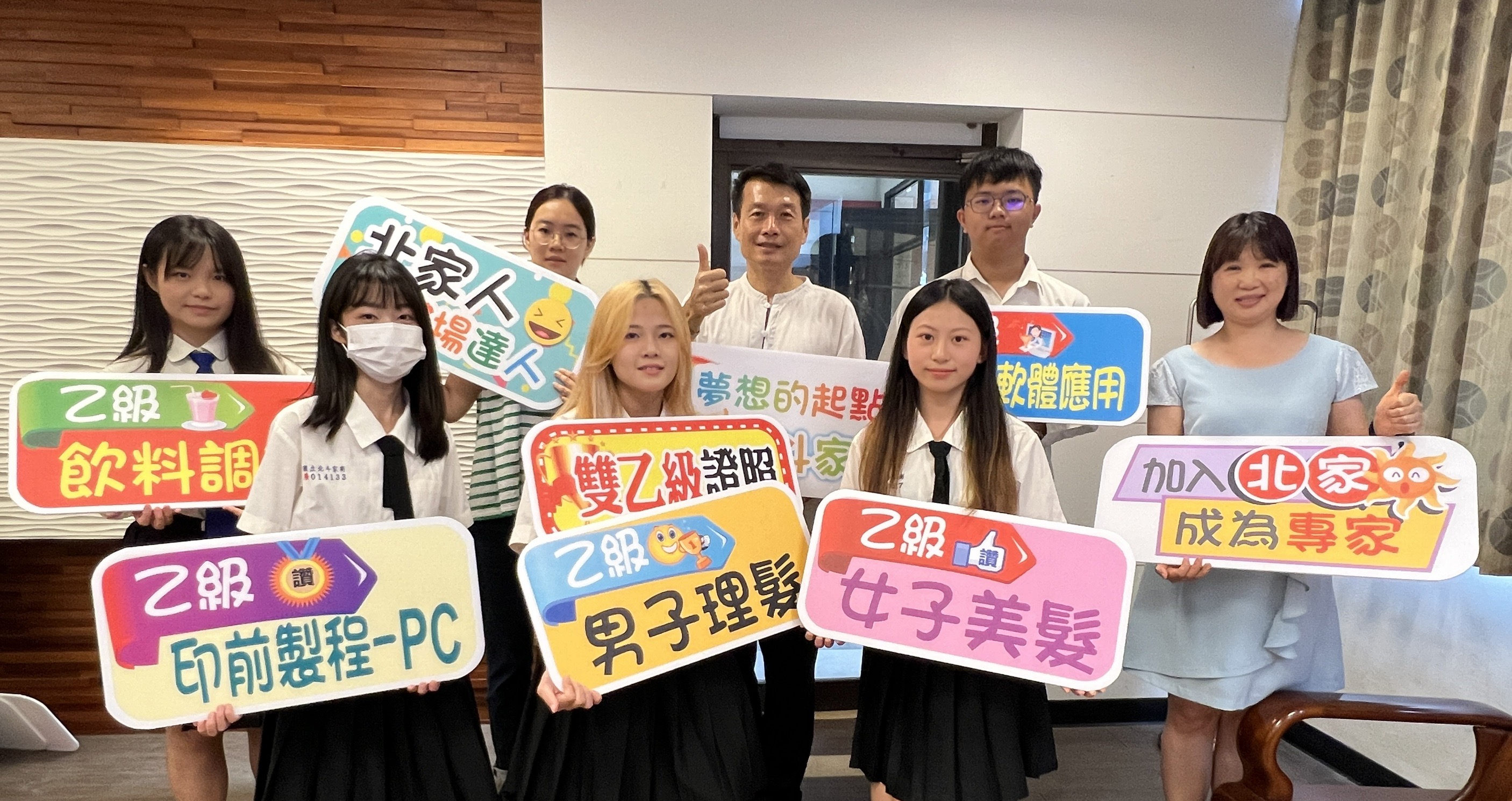 ▲國立北斗家商高三學生今年共考取乙級檢定證照逾百張，校方特別為學生頒發「證照達人」證書及獎牌，鼓勵他們在未來的職場中發揮所長。（記者張溎壕攝）