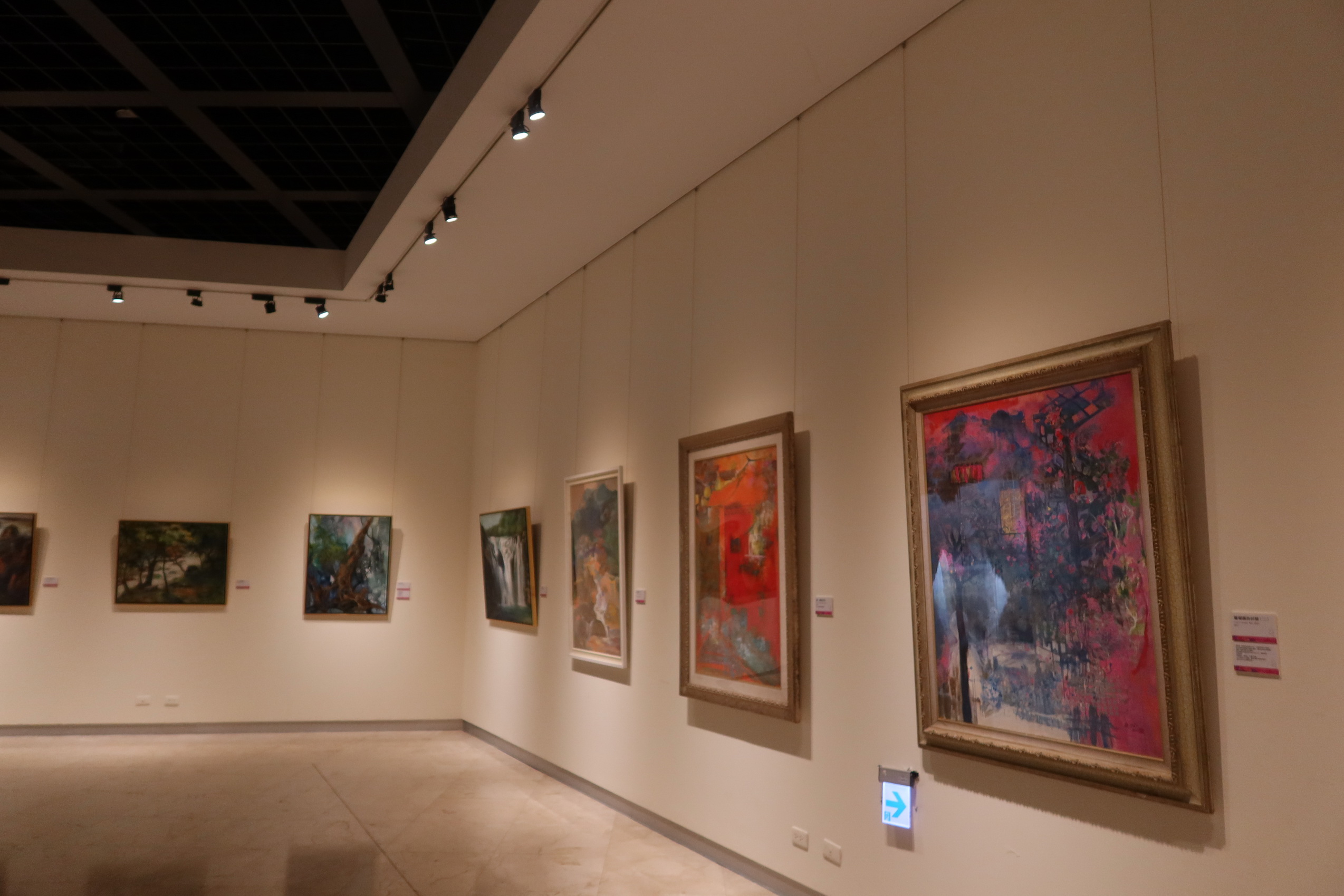 ▲彰化縣美術家接力展第113棒-不忘初衷，游藝漫情-林純珠油畫創作展，在彰化縣立美術館展出，作品以72件油畫創作為亮點，每一幅作品都如詩如畫。（記者張溎壕攝）