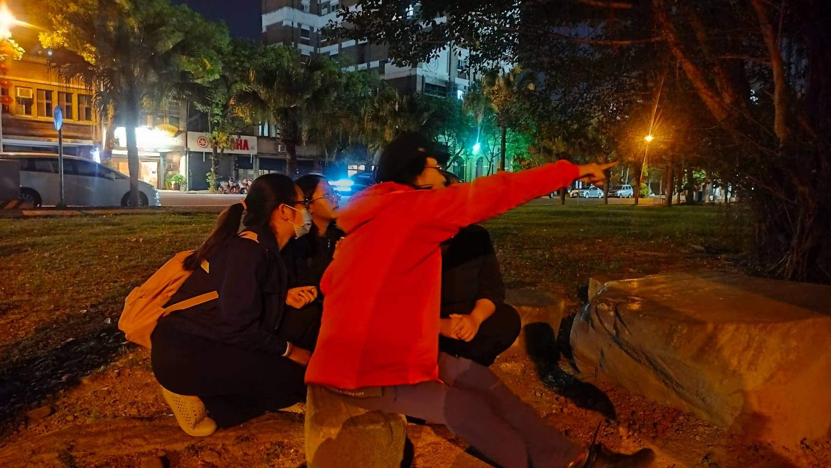 狐蝠是傍晚才會活動的動物,如果想要有更多的觀察就必須熬夜和漫長的等待,同學跟著志工們蹲點三次,了解背後的辛苦