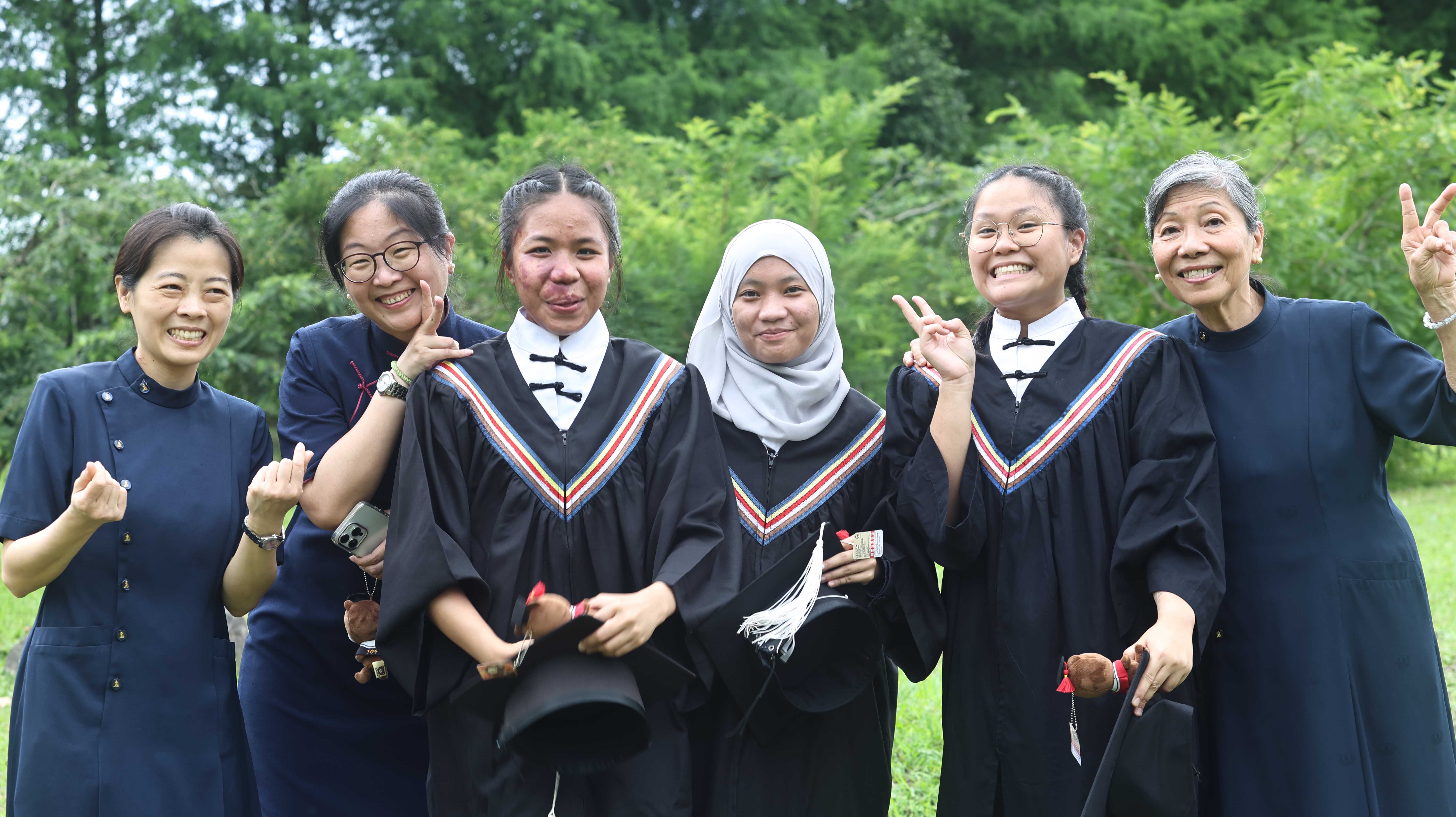 畢業生王娜(左四)表示,來台公費求學是改變未來的大好機會!