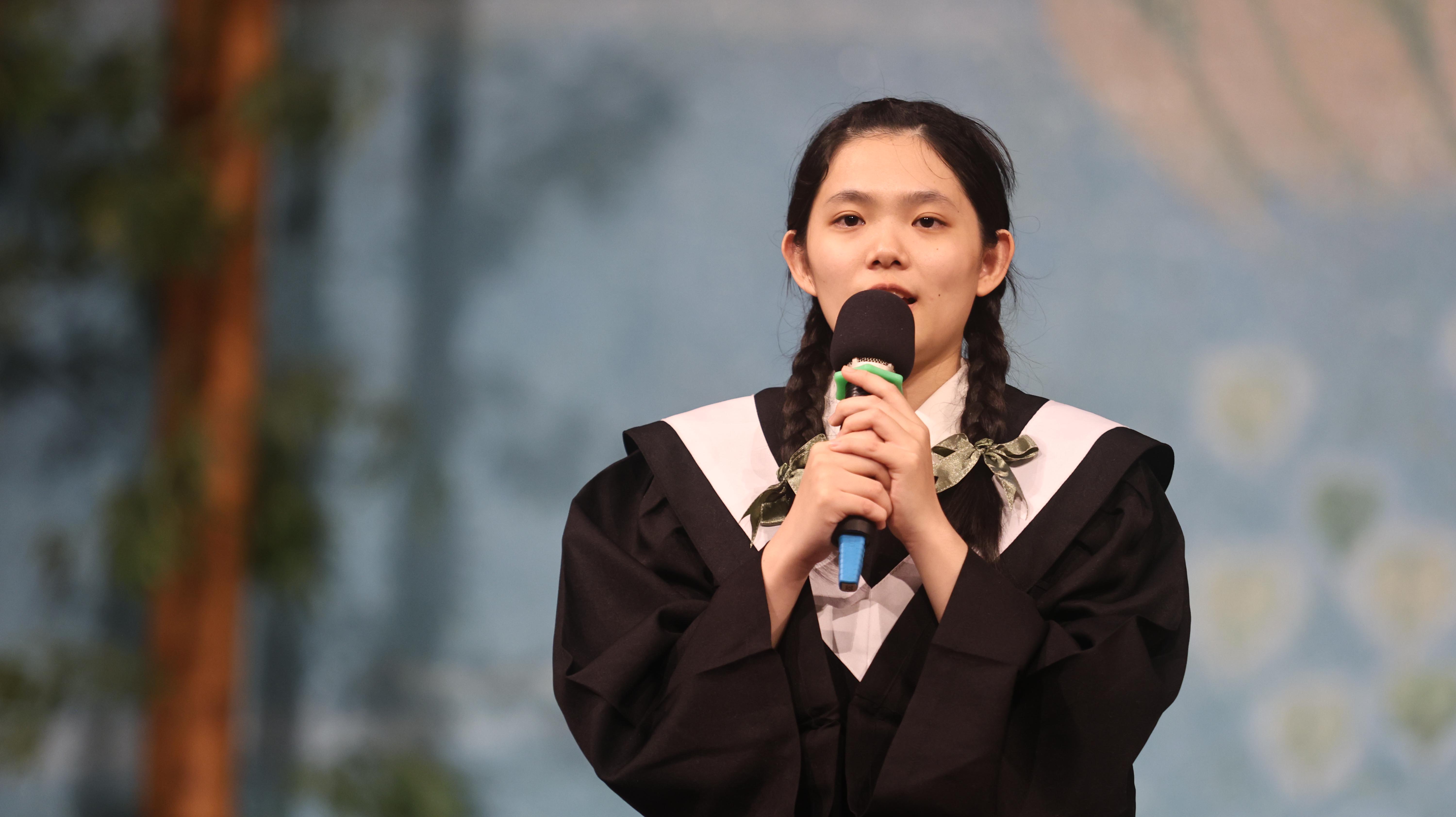 畢業生代表汪鈺婷透過臨床實習,更清楚要「把握當下」。