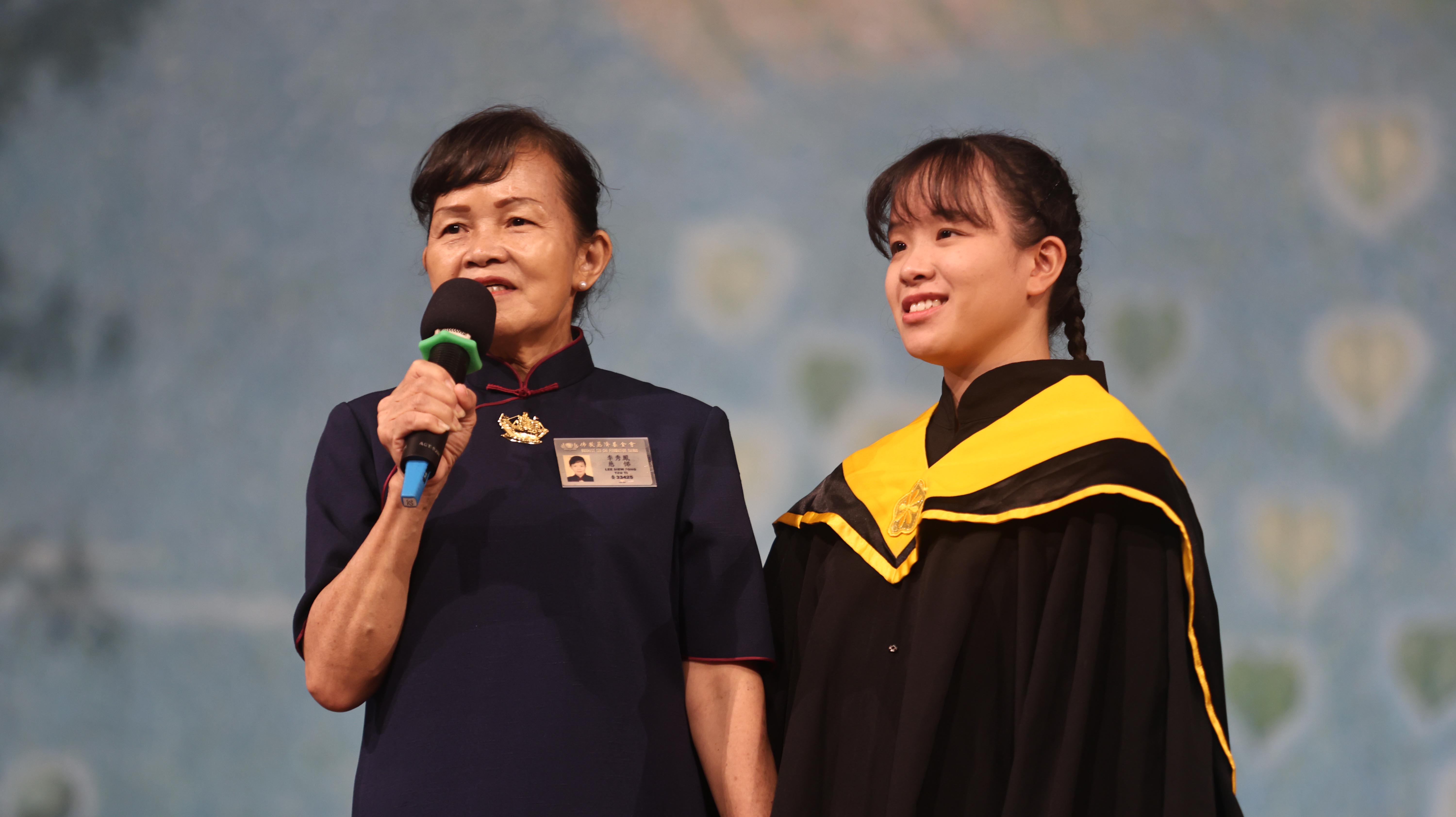 畢業生家長代表李秀鳳(馬來西亞籍)感謝學校栽培,給孩子好的品德教育和學習環境。
