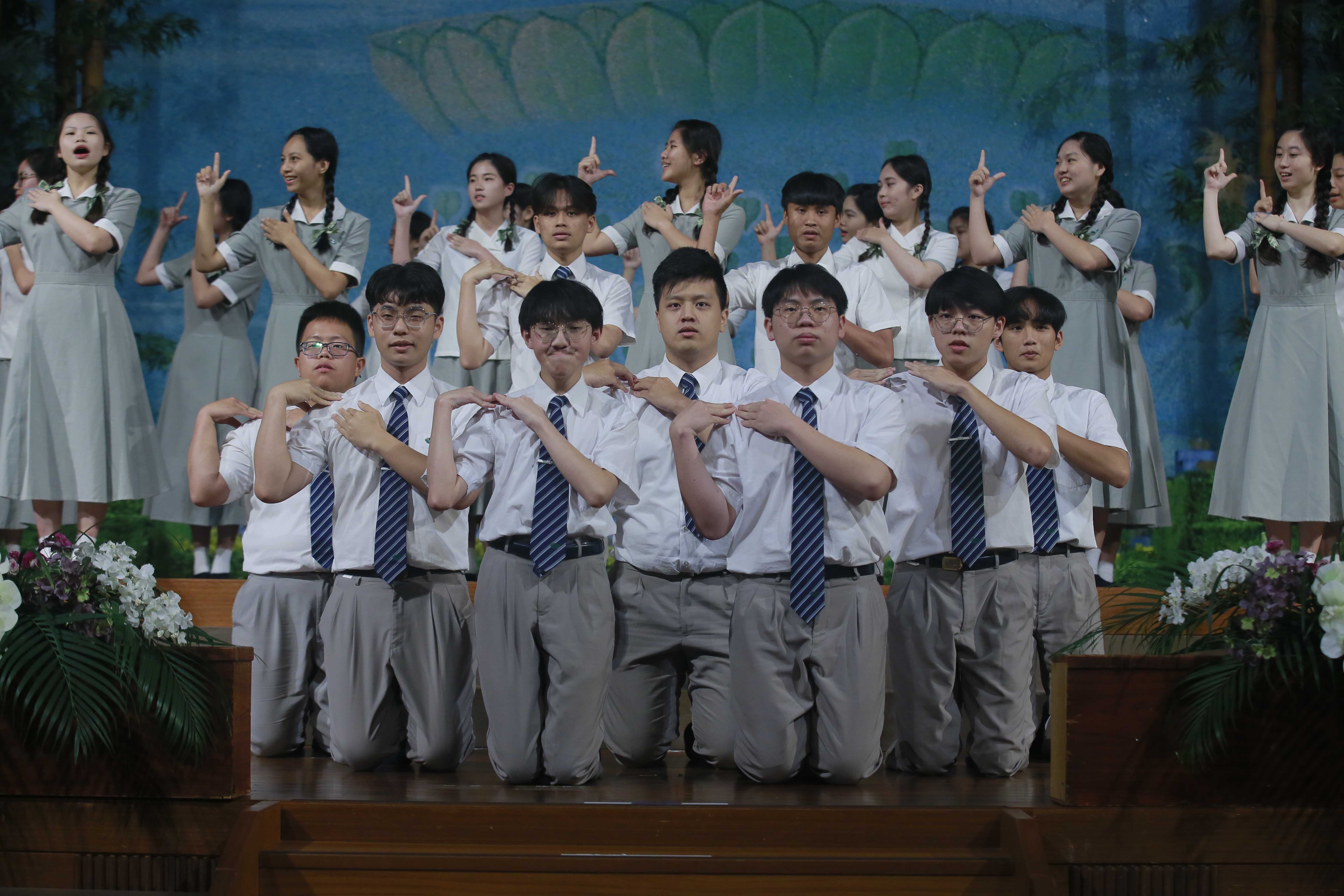 在校生祝福畢業學長學姐畢業快樂。
