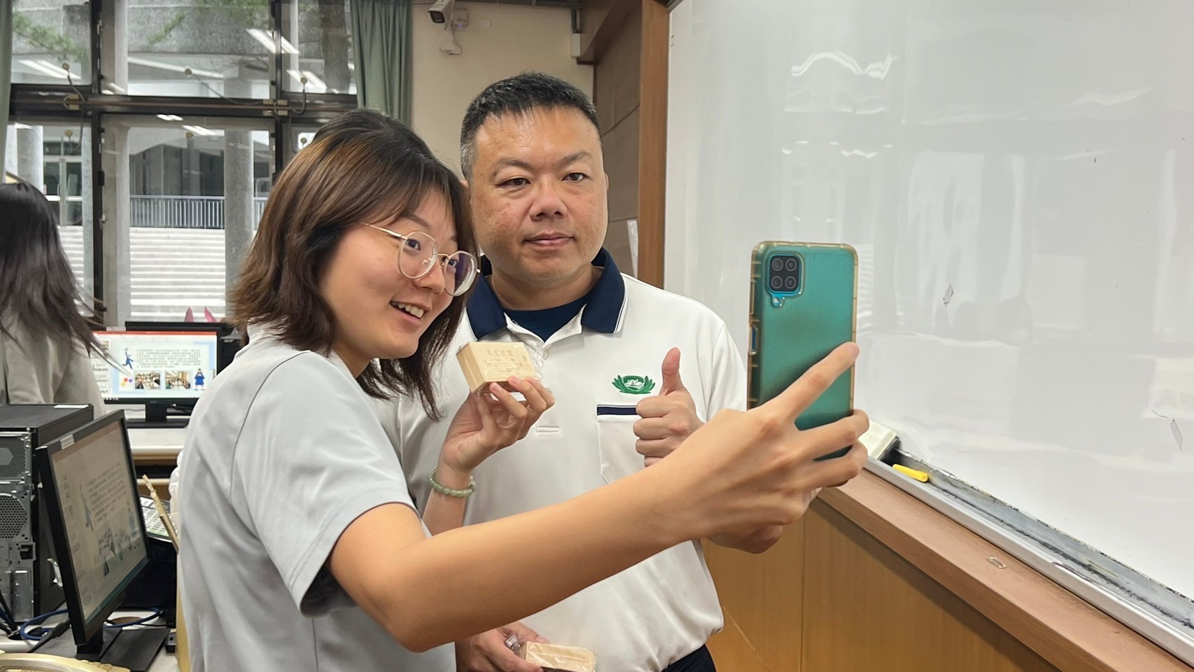 最後一次班會,學生用手機紀錄下與「王爸爸」難忘的時刻。