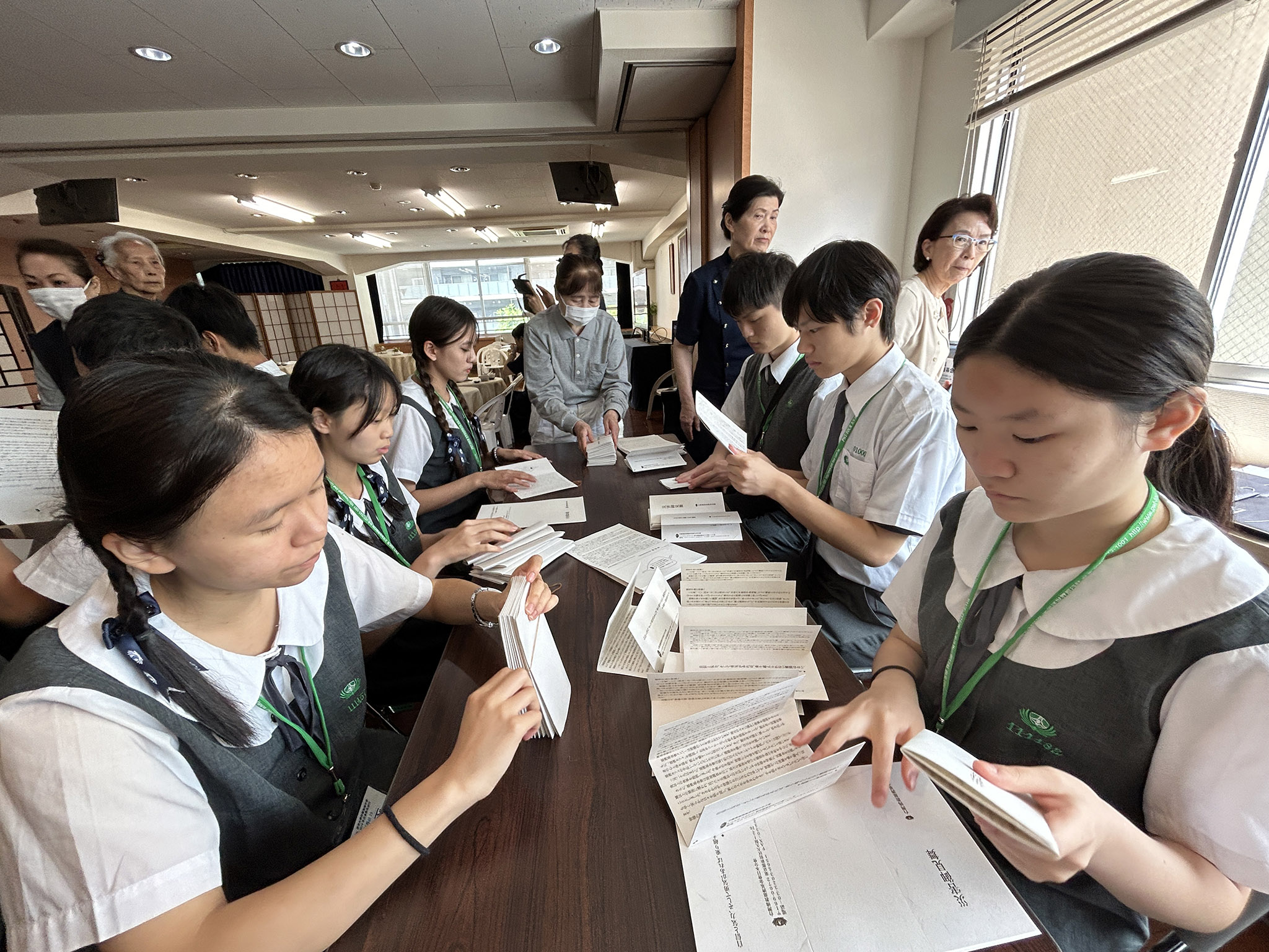 在東京分會協助摺見舞金封套,為能登震災盡心意