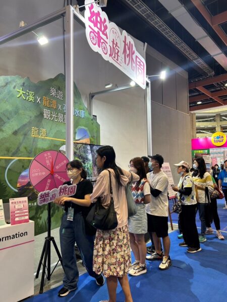 桃園館推好玩又好買、現場豐富好禮及經典必遊蒐藏 吸引民眾一早排隊。