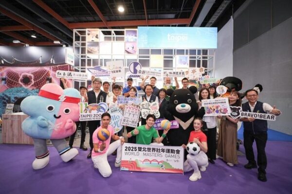臺北市政府觀傳局局長王秋冬與吉祥物熊讚、壯寶、國王企鵝齊聚「臺北館」,與臺北市業者聯合推廣低碳小旅行、特色套票伴手禮優惠價開搶。(臺北市政府觀光傳播局提供)