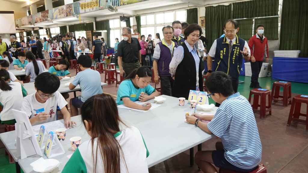 ▲彰化縣長王惠美巡視口腔小尖兵測驗挑戰情形,比賽優勝的學校團隊,將代表彰化縣參加10月18日在台南舉辦的全國潔牙觀摩總決賽。(記者林明佑攝)