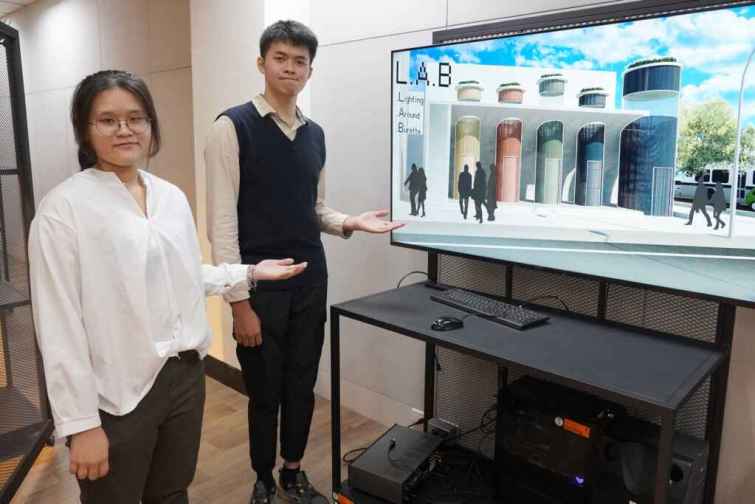 ▲大葉大學空設系洪駟豪(右)、林彥妤(左)設計的試管型公廁獲優等。（大葉大學提供）