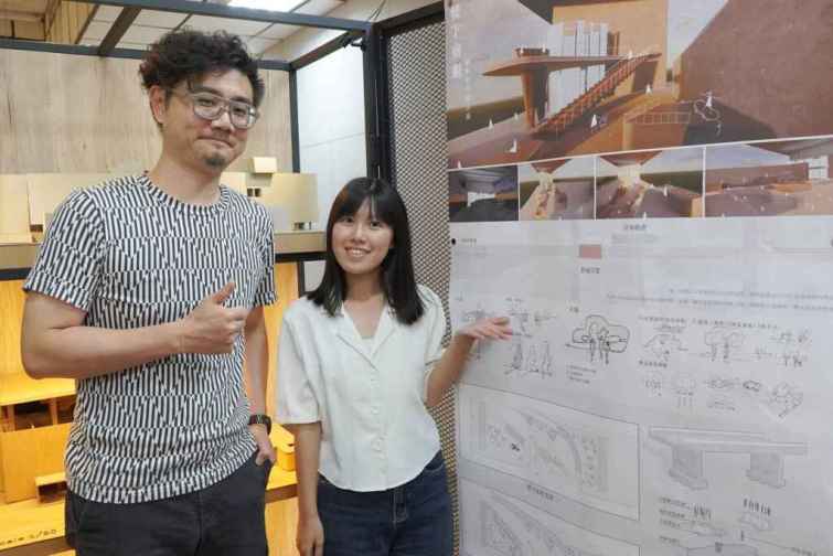 ▲大葉大學空設系紀彥竹老師(左)指導莊茗予(右)設計員林火車站橋下空間的公廁。（大葉大學提供）