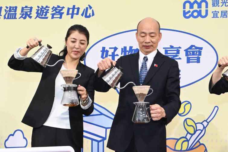 ▲許淑華縣長帶領活動代言人高曼容與韓國瑜及其他立委們體驗手沖咖啡。（記者張玉泰攝）