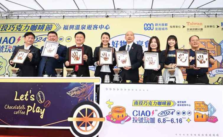 ▲許淑華縣長帶領活動代言人高曼容與韓國瑜及其他立委們用巧克力醬印手模。（記者張玉泰攝）