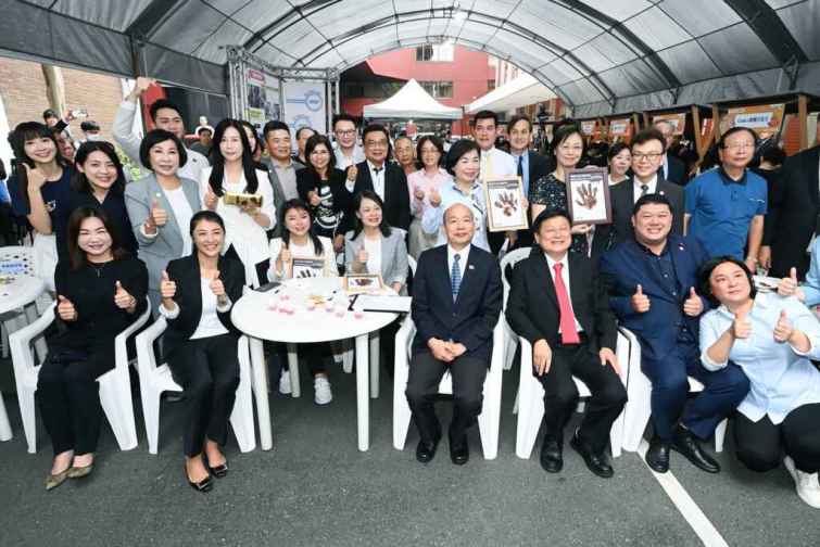 ▲邀請院長韓國瑜及多位立法委員品嘗南投在地獲獎的巧克力和咖啡，並展示活動的十大亮點及特色品牌獲獎產品。（記者張玉泰攝）
