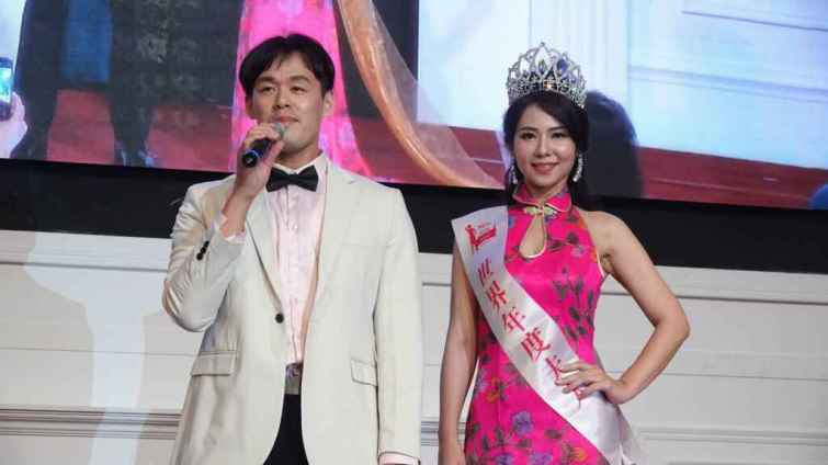 ▲世界年度夫人選美，明年的賽事將比照日本總會，增加男士參加的「世界先生」項目；此消息受各方矚目，今年已經有一位中醫界的陳櫂瑔醫師搶先報名，預期會帶來更多精彩的表演。