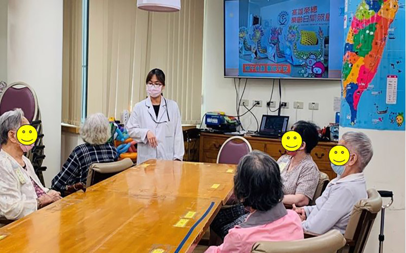 陳文慧營養師高雄榮總樂齡日間照顧中心衛教長輩們