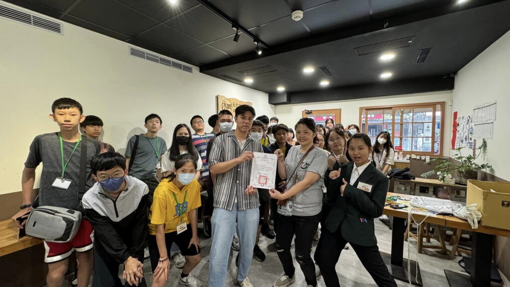 1. 開平餐飲學校新生見學營每年與業界校友合作,今年與禾牧麵食負責人伍建利以創業為主題,讓即將邁入高中職的新生有職場體驗的機會,進而找到自己生涯定向。開平餐飲學校/提供