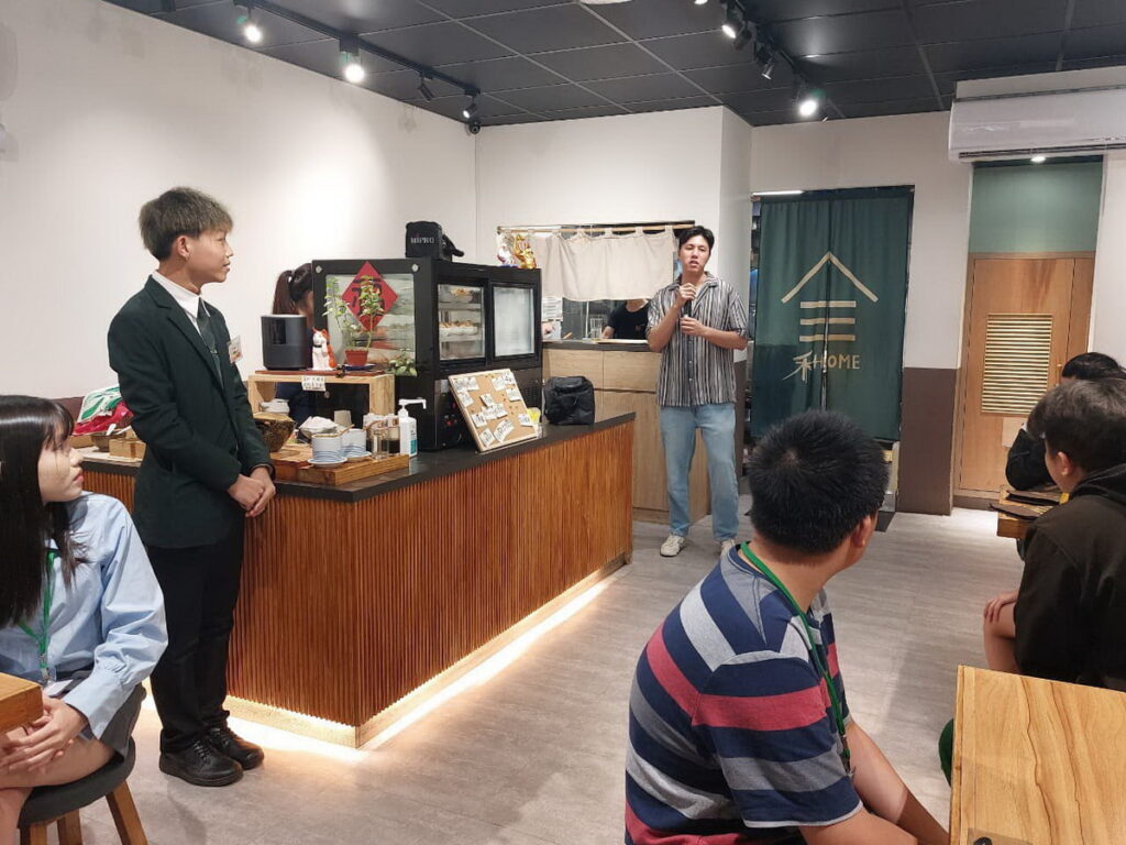 「禾牧麵食館」負責人伍建利分享創業歷程及品牌經營經驗。開平餐飲學校/提供