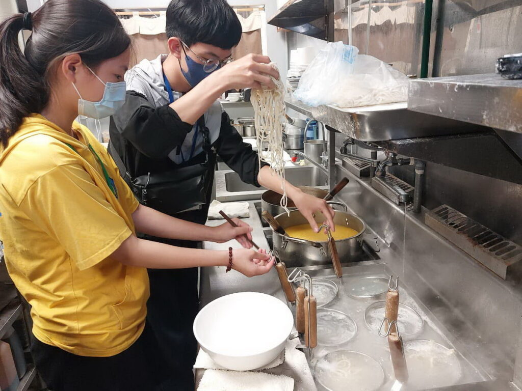 開平餐飲見學課程與創業校友合作,帶領國中生直接進入廚房內場體驗麵食製作流程。開平餐飲學校/提供