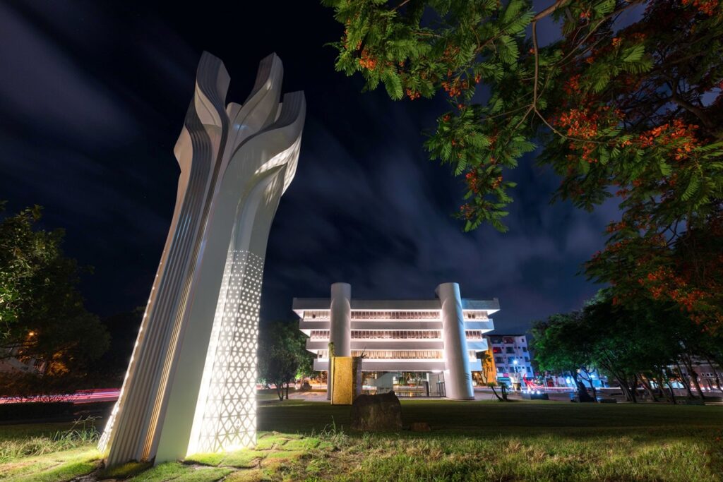 「藝活相生•工藝之樹」標記了工藝七十繼往開來的重要里程碑，其設計概念能連結至楊英風先生原創的工藝中心形象識別標誌，該圖案構想取自於「植物人格化」之創意。（圖/工藝中心提供）