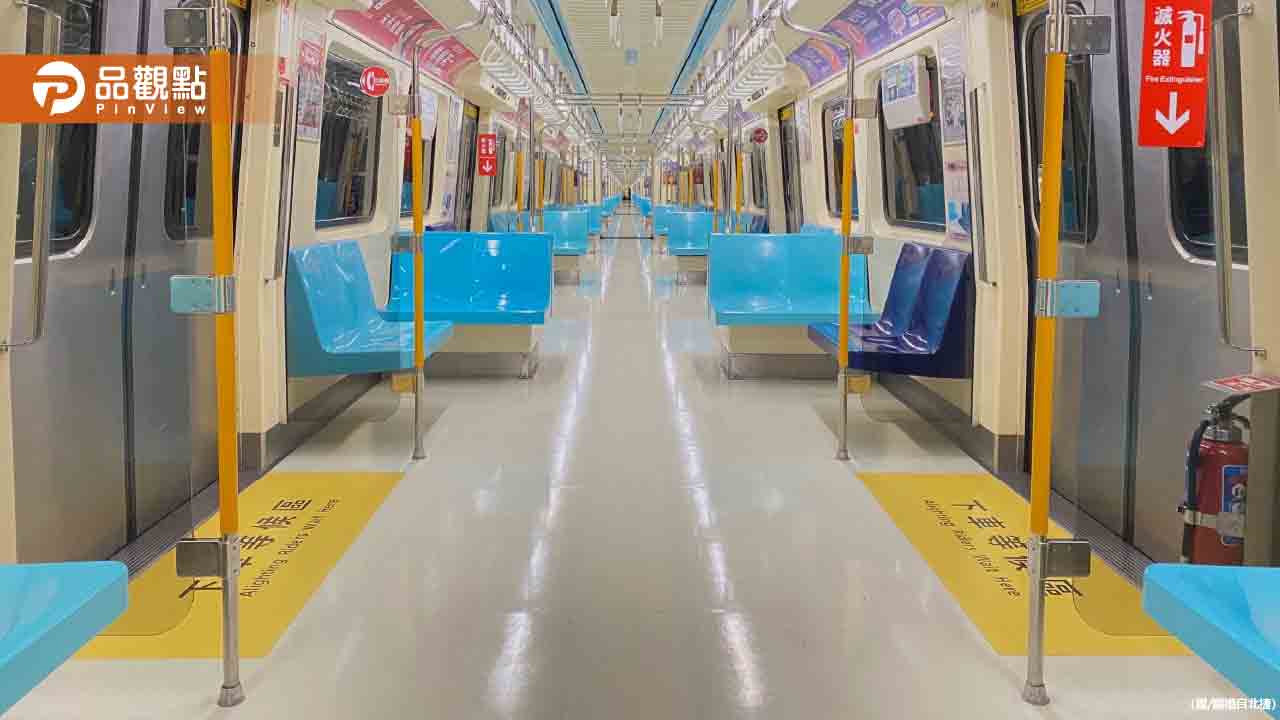 捷運車廂大改造!「中柱神隱術」引發網友熱議:矮子要抓哪裡?