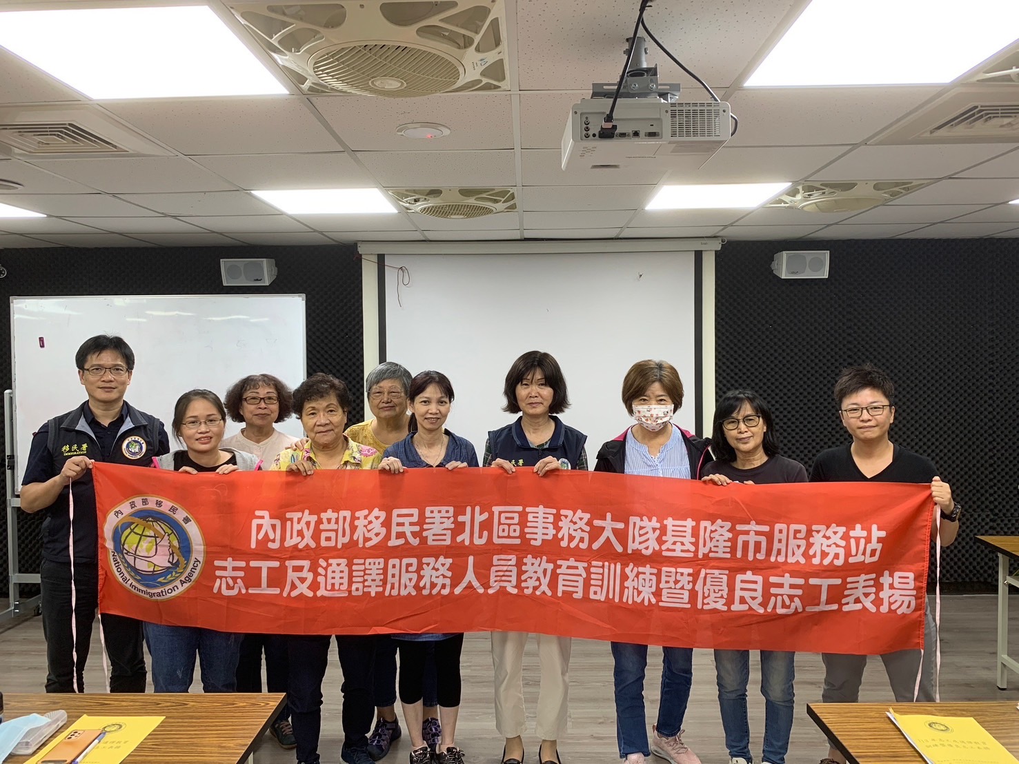移民署北區事務大隊基隆巿服務站舉辦113年度志工及通譯教育訓練暨優良志工表揚活動,,所有與會人員在活動結束後合影。(記者張欽翻攝)。(記者張欽翻攝)
