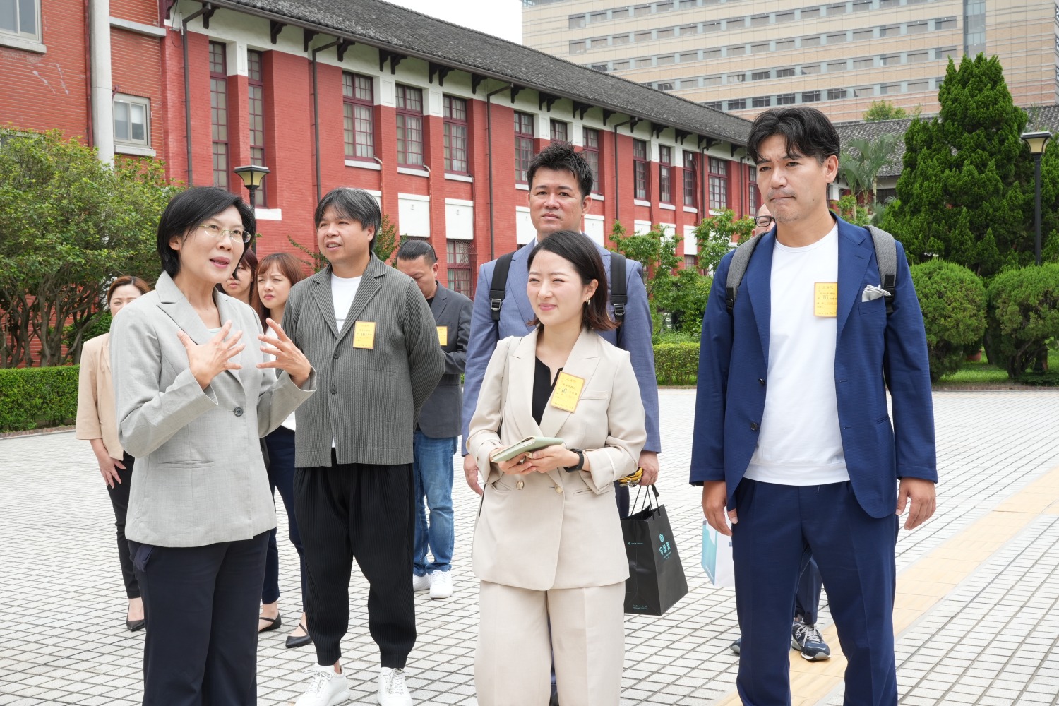 立委林岱樺充當導覽員,帶著九州台日友好互助交流協會成員參觀立法院。(記者張欽翻攝)