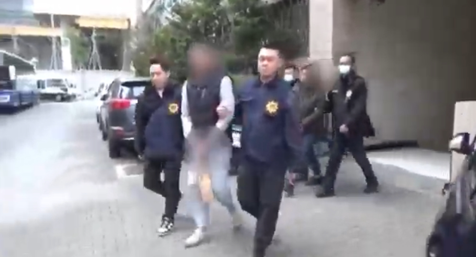 刑事局警方逮捕具竹聯幫豹堂身份背景的陳姓主嫌。(記者徐煜勝翻攝)