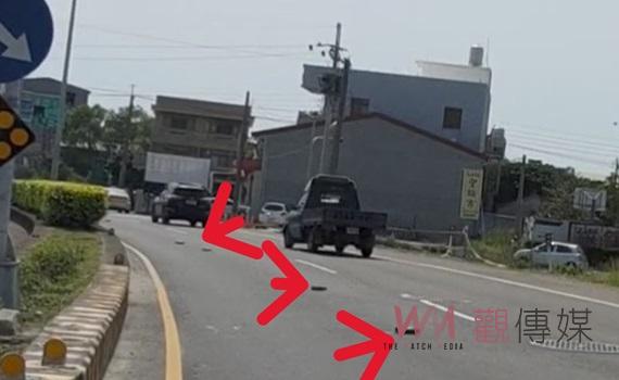 警員火速清理散落油罐 確保道路人車安全