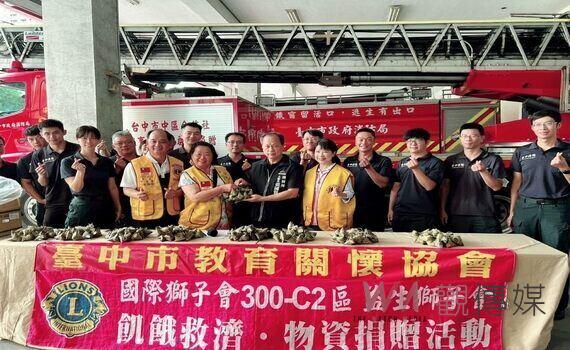 端午粽香飄溢 市議員聯合民間機構致贈肉粽慰勞消防人員