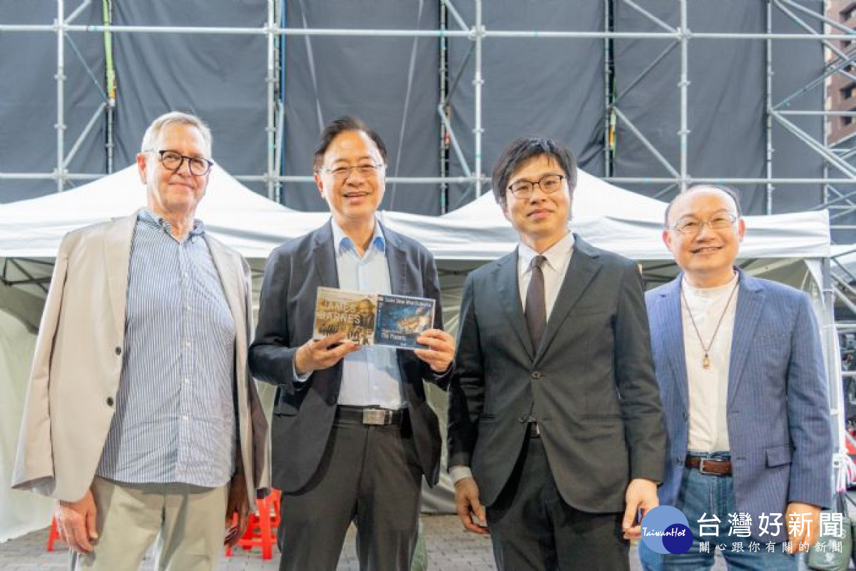 （左起）指揮家道格拉斯・伯斯托克教授、市長、大阪市音樂團長石井徹哉先生與文化局長合影。<br /><br /> 