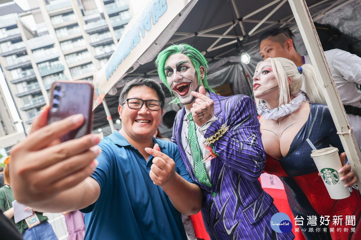 「2024桃園城市變裝嘉年華」活動中,國際人氣Cosplayer與民眾互動。