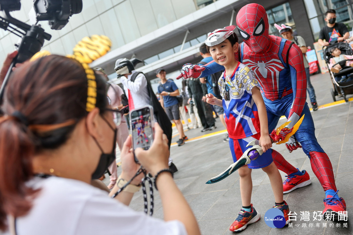 「2024桃園城市變裝嘉年華」活動中,國際人氣Cosplayer與民眾互動。